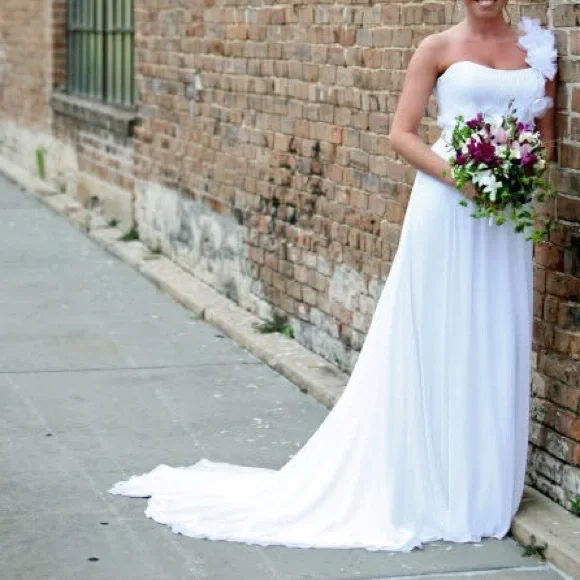 Elegant White One-Shoulder Gown - Picture 3 of 8